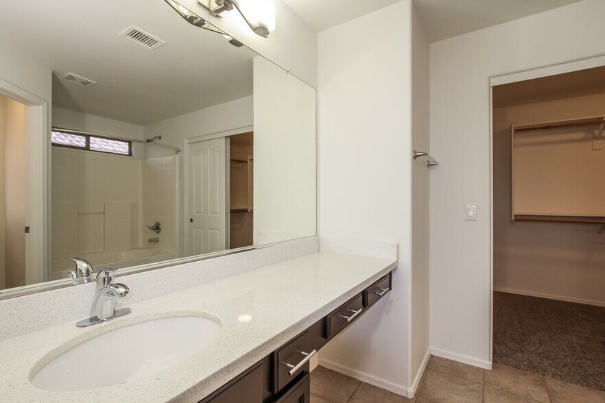 Building Photo - 10810 W Alvarado Rd