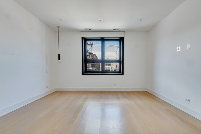 Building Photo - 1522 W Chicago Ave