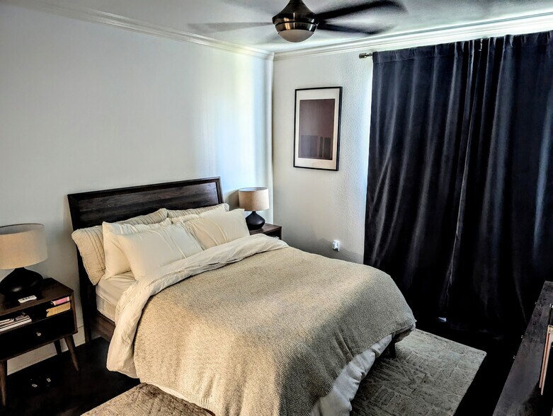 Ceiling fan in bedroom - 4414 Cedar Springs Rd