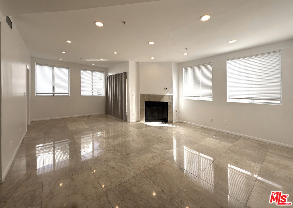Building Photo - 120 S Crescent Dr