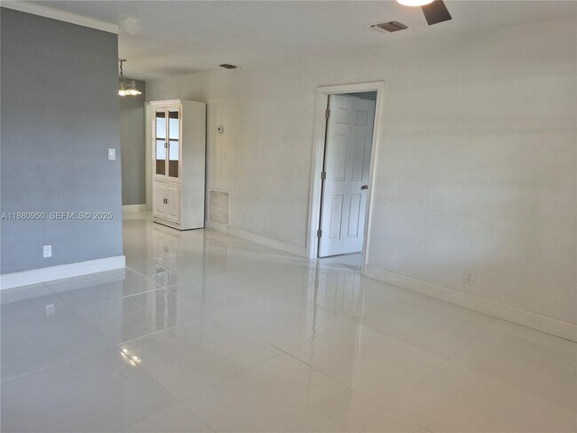 Building Photo - 4920 SW 28th Terrace