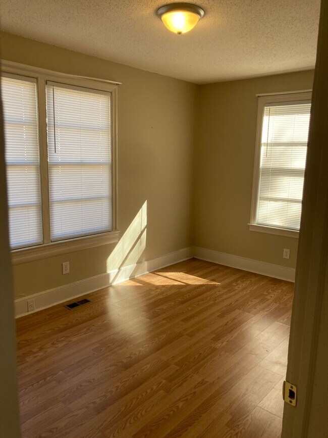 Building Photo - 2 Bedroom House in West Columbia Available for Rent Now