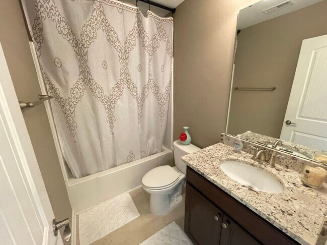 Building Photo - Like new 3 Bedroom townhouse with 2 car ga...
