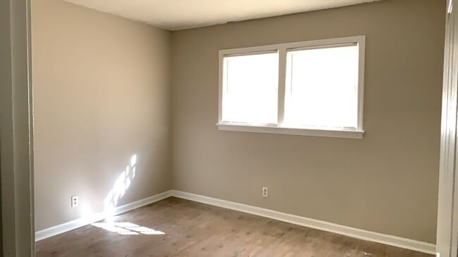 Building Photo - 2 bedroom 1 bath duplex