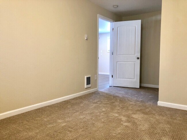 Building Photo - 1313 NE 131st Pl