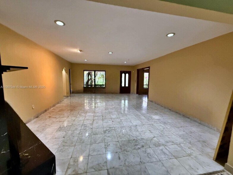 Building Photo - 1915 Country Club Prado