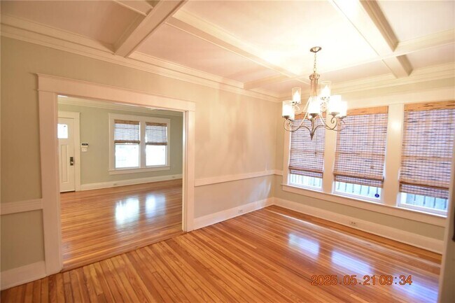 Building Photo - 810 S Packwood Ave