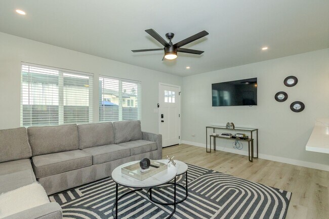 Building Photo - Renovated 1 Bed/1 Bath Single Family Home in Pacific Beach w/Patio/Parking/Washer/Dryer