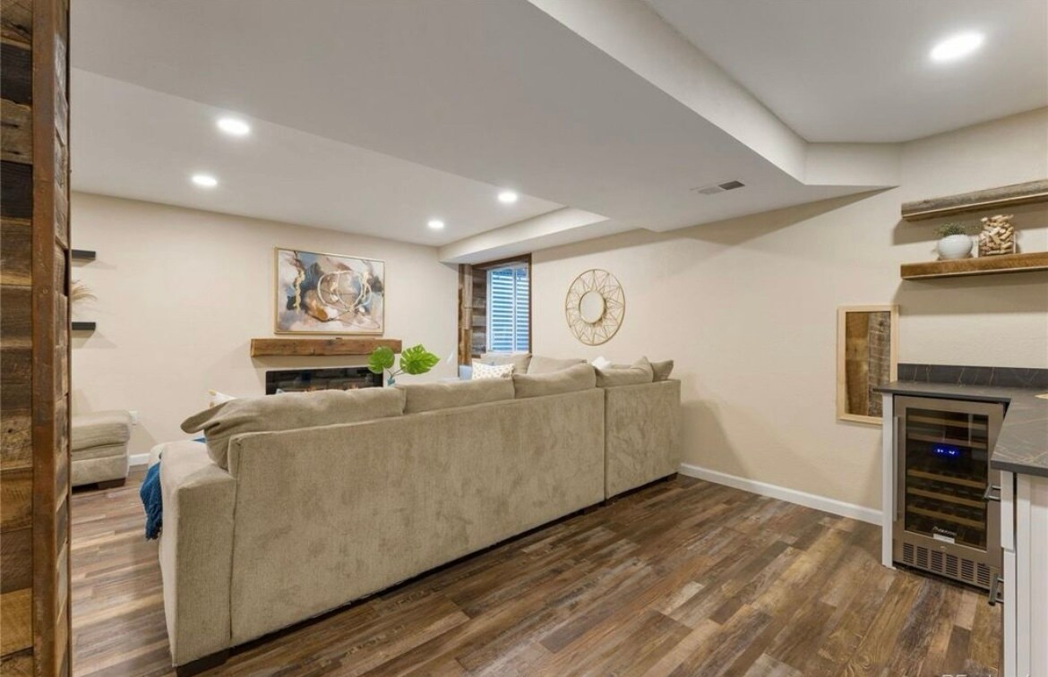 Building Photo - 5555 E Briarwood Ave