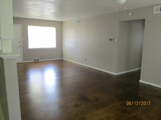 Building Photo - Amazing 3-bed 2-bath Rental in Midwest Cit...