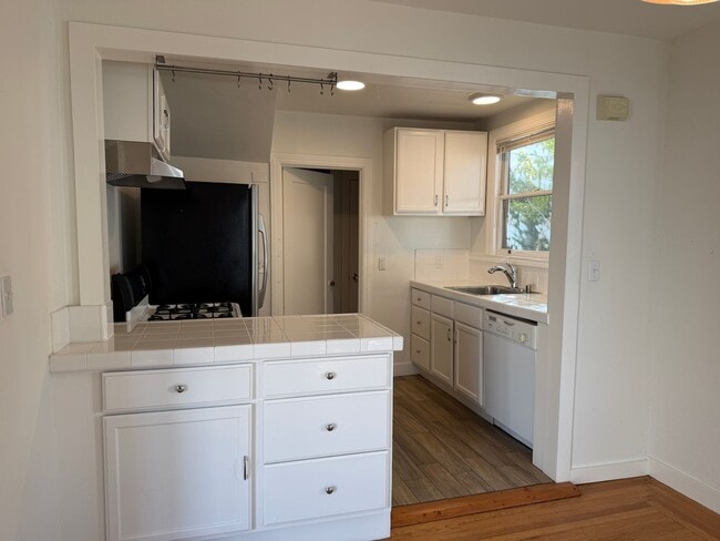 Building Photo - Beautiful Spanish townhouse with parking and in unit laundry!