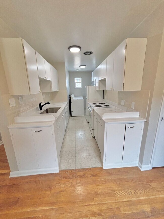Building Photo - Prime Location! 1BR Bungalow Near DU, Light Rail & Porter Hospital — Available Now!!