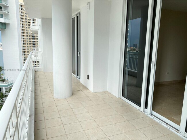 Building Photo - 801 Brickell Key Blvd