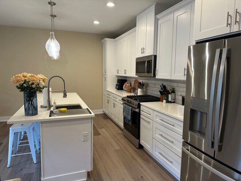 Building Photo - 319 S Glendale Ave