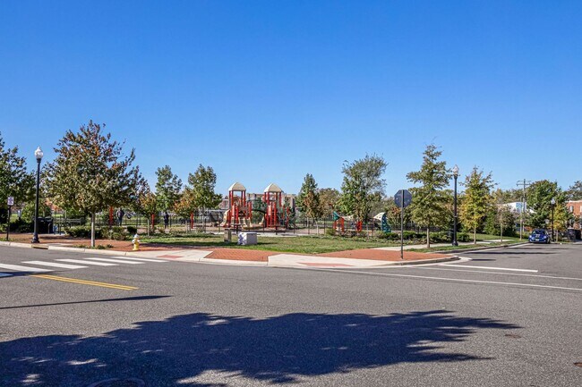 Building Photo - Updated 3br/2.5ba Condo Townhome Alexandria Walk to Metro