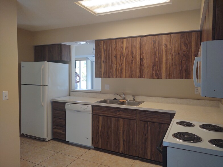 Kitchen - 2208 Bahia Vista St