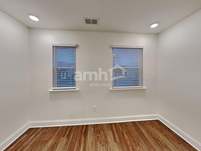 Building Photo - 513 Slew Dr