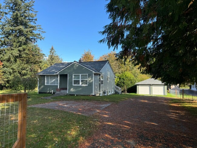 Primary Photo - Charming 4 bedroom on 1+acre in Renton acr...