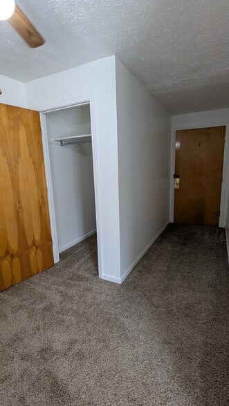 Building Photo - 302 Crescent Ct