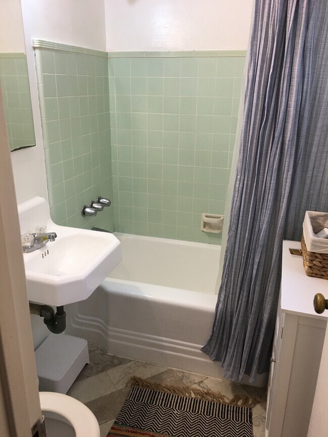 Building Photo - 1042 Pearl St