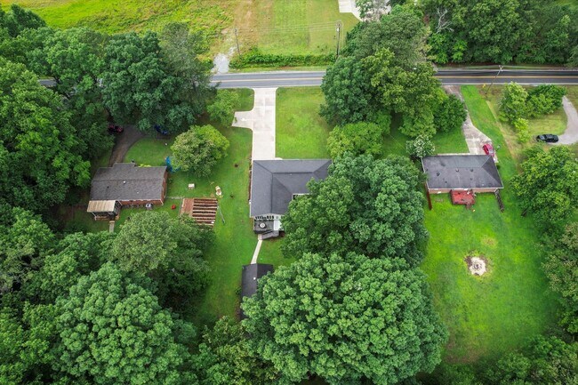 Building Photo - Country setting with City Convenience!