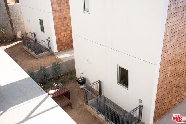 Building Photo - 8870 Wonderland Ave