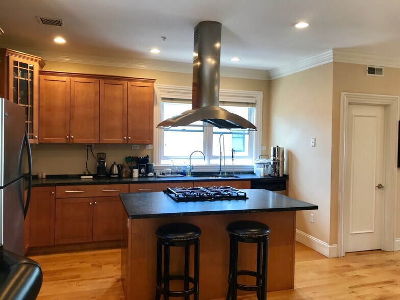 Building Photo - 362 Dorchester St