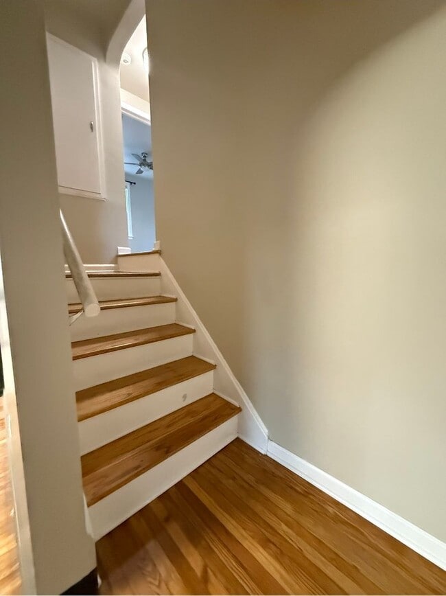Building Photo - Charming 3 bedroom bungalow freshly updated