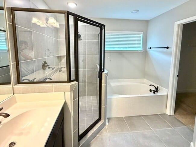 Building Photo - Now Leasing a 4 bedroom 2 bath home in Maywood