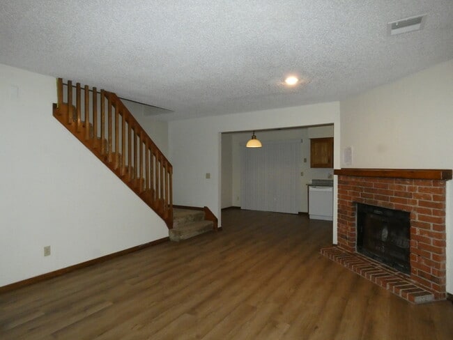 Building Photo - Beautiful Updated TownHome in Park Hill Sc...
