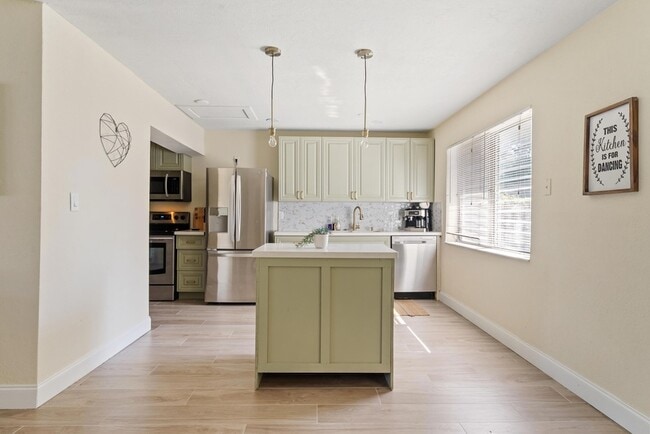 Building Photo - 20 NE 17th Ave