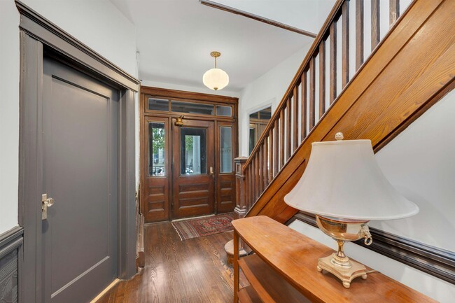 Building Photo - 722 27th St