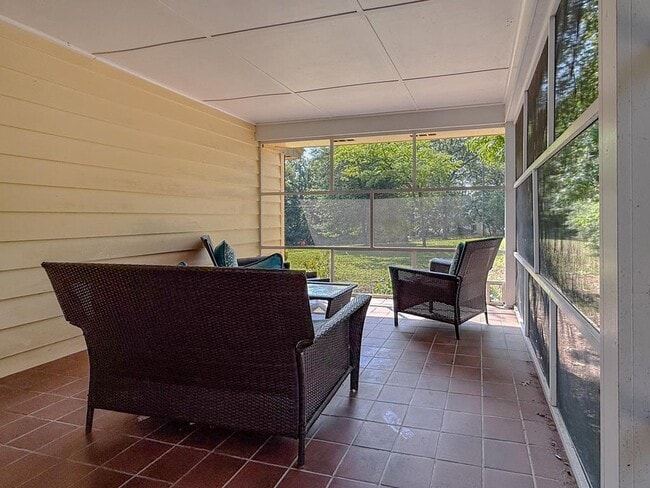 Building Photo - 35097 Hillsborough Dr