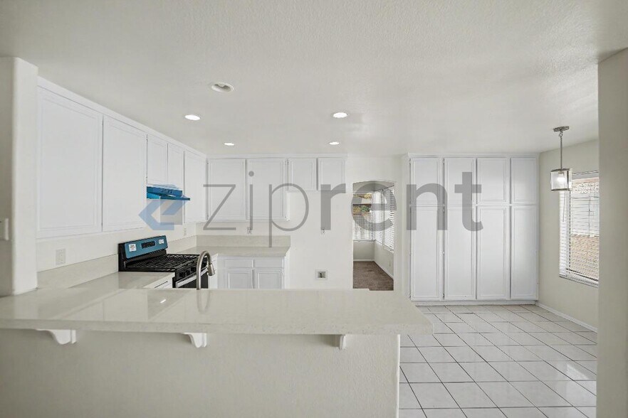Building Photo - Unit