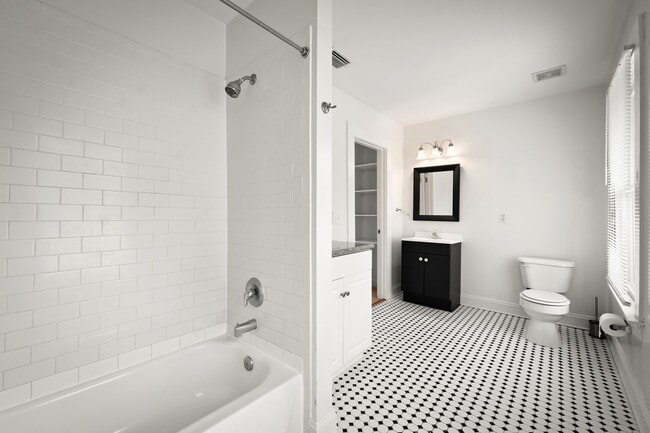 Building Photo - Charming 4 Bedroom 3 Bathroom Historical H...