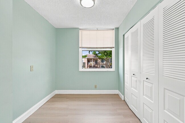 Building Photo - 950 NW 80th Ave