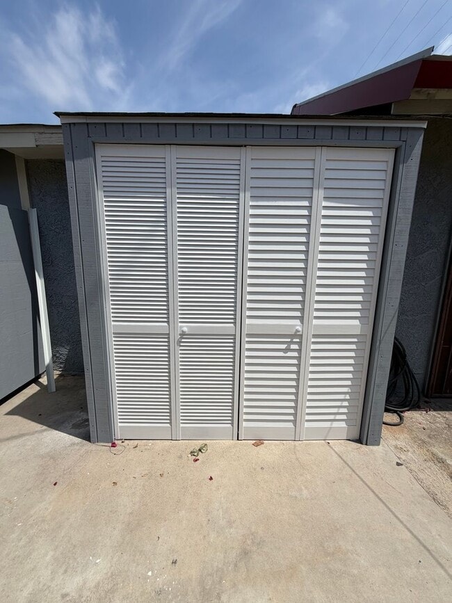 Building Photo - READY TO MOVE IN- MUST SEE - TWO CAR OFF STREET PARKING SPOTS AND UTILITIES PAID