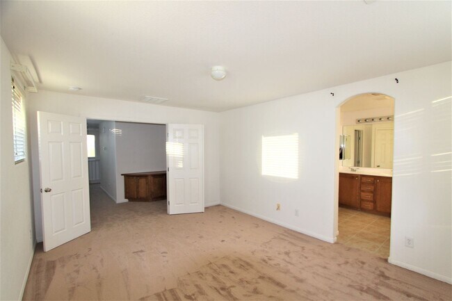 Building Photo - Well maintained home with open floorplan i...