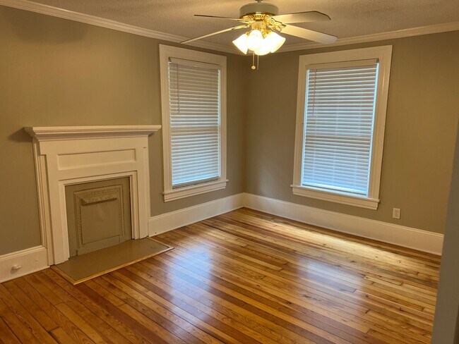 Building Photo - Historic Neighborhood - 3 BR / 1.5 BA