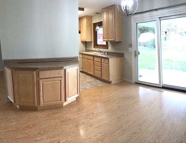 Building Photo - 3 BEDROOM + BONUS ROOOM | 2 BATH | HOUSE |...