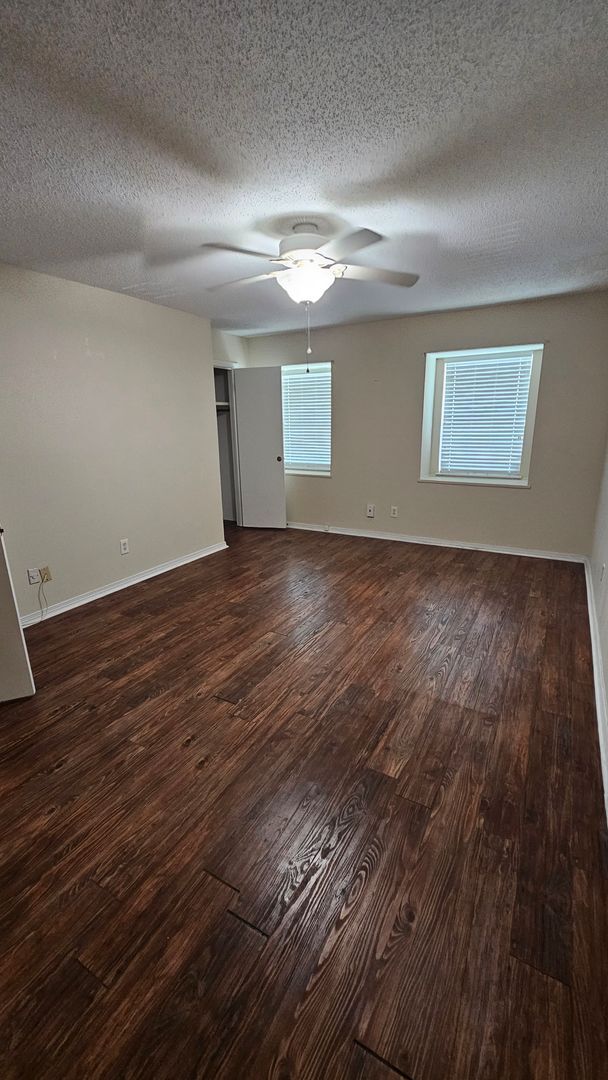 Building Photo - 1 bed 1 bath townhome in the Heart of Spring Hill