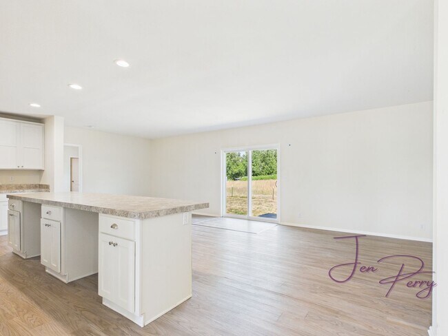 Building Photo - Large Spacious 5 Bedroom House with Fenced Yard