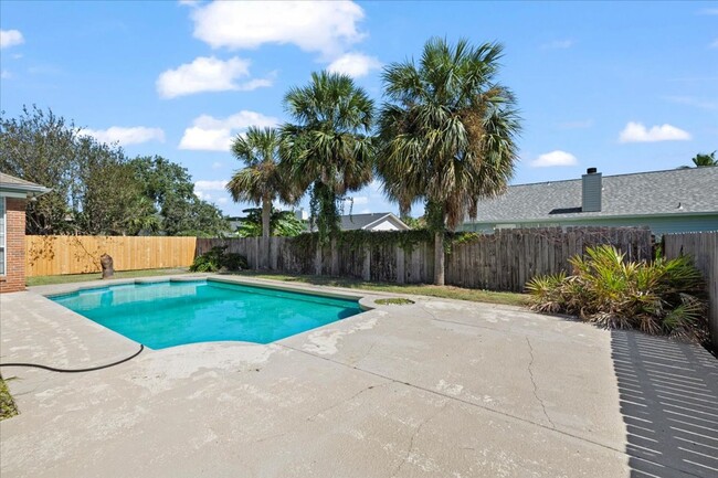 Building Photo - West Destin Pool Home Available Now!!