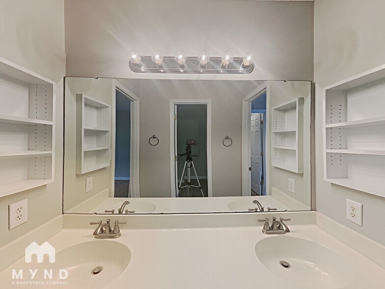 Building Photo - 165 S Ridge Dr