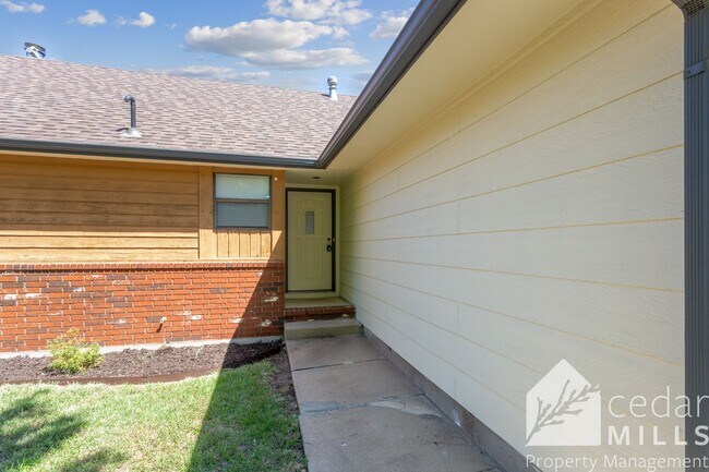 Building Photo - 3 bedroom Townhome in Andover