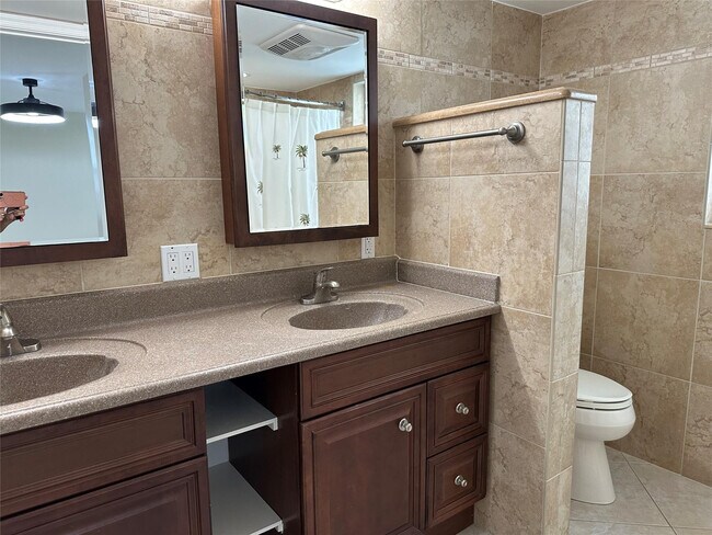 Building Photo - 3510 Oaks Way