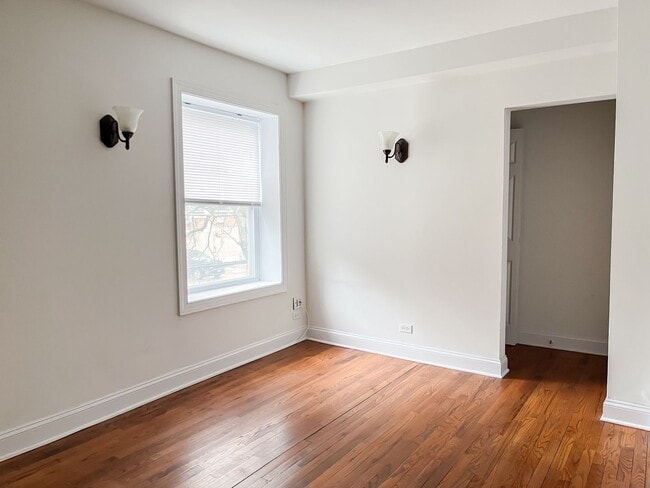 Building Photo - Uptown - 2 Bed / 2 Bath - Central Heat & AC