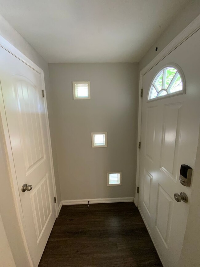 Building Photo - 3 Bedroom Updated Single Story Home Availa...