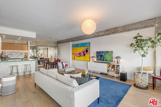 Building Photo - 7135 Hollywood Blvd