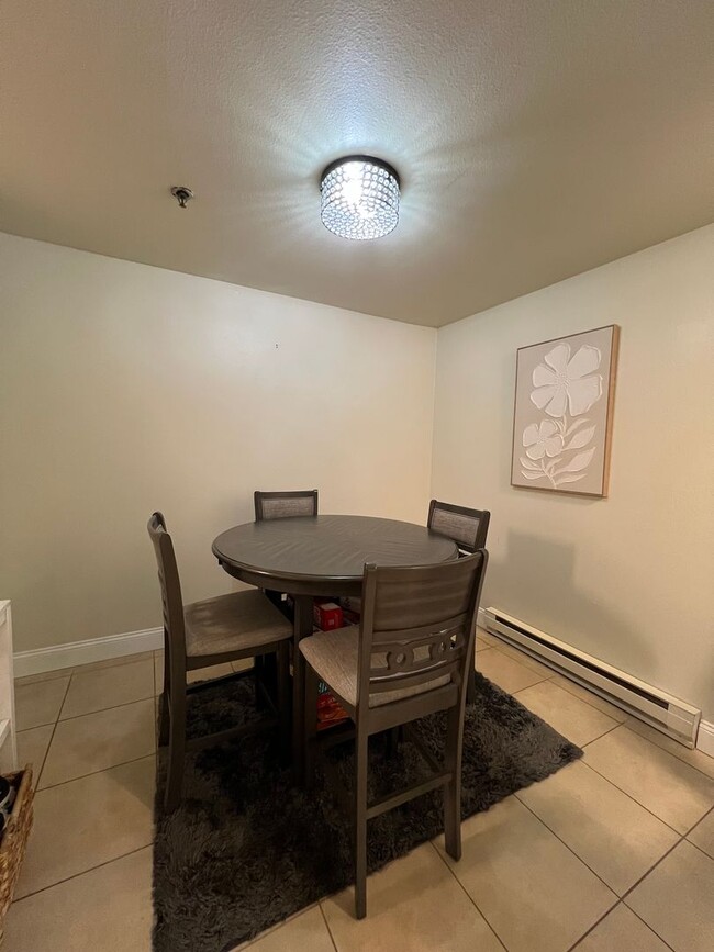 Building Photo - Welcome to Renton Ridge, 3 bed 2 bath with...